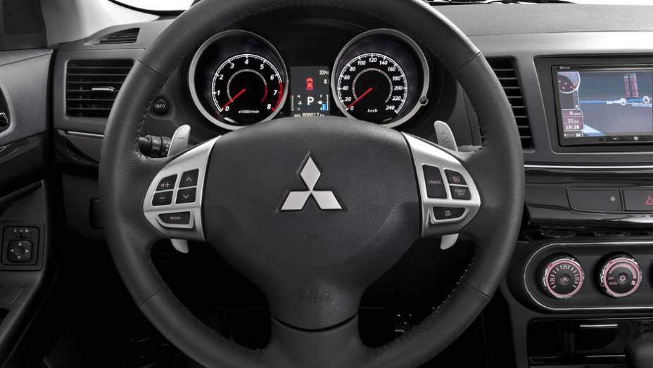 Volante tem comandos do rádio e do piloto automático | <a href="https://gutenberg.quatrorodas.abril.com.br/carros/lancamentos/mitsubishi-lancer-644557.shtml" rel="migration">Leia mais</a>