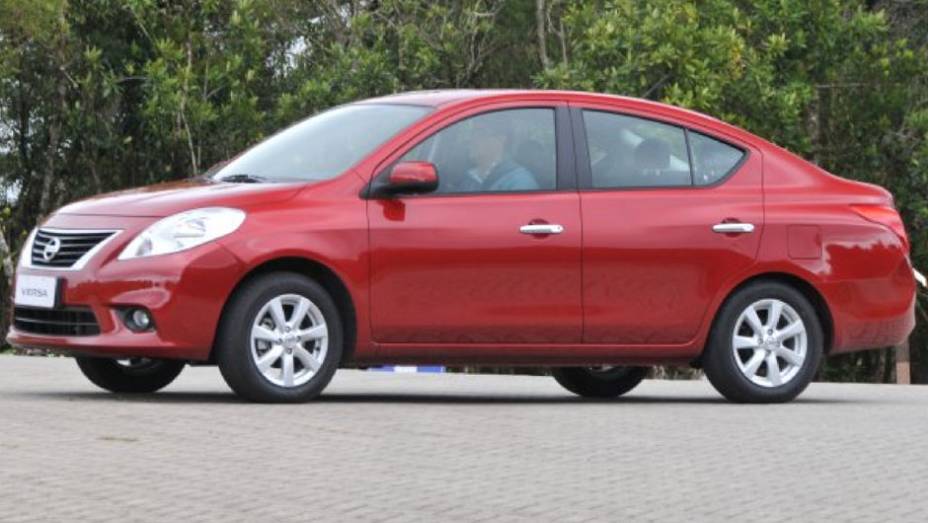 Design n&atilde;o &eacute; ponto forte do Versa | <a href="https://gutenberg.quatrorodas.abril.com.br/carros/lancamentos/nissan-versa-644769.shtml" rel="migration">Leia mais</a>