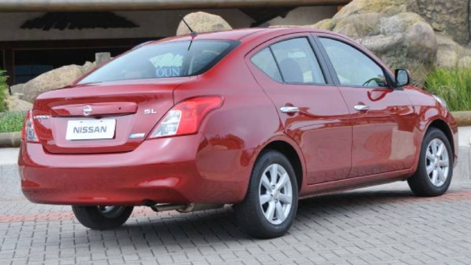 Espa&ccedil;o &eacute; o que n&atilde;o falta para passageiros e bagagem | <a href="https://gutenberg.quatrorodas.abril.com.br/carros/lancamentos/nissan-versa-644769.shtml" rel="migration">Leia mais</a>