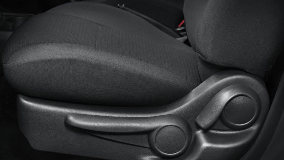 O banco do motorista tem regulagem de altura | <a href="https://gutenberg.quatrorodas.abril.com.br/carros/lancamentos/nissan-versa-644769.shtml" rel="migration">Leia mais</a>