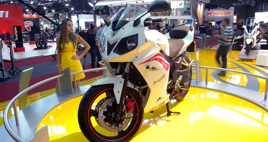 Modelo começa a ser vendido em fevereiro de 2012 | <a href="https://gutenberg.quatrorodas.abril.com.br/moto/noticias/dafra-mostra-daelim-roadwin-250r-642149.shtml" rel="migration">Leia mais</a>