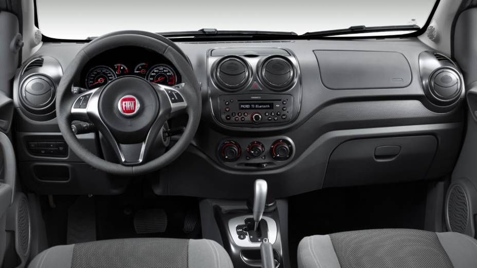 Versão conta com detalhes em cinza no console e pode ter câmbio Dualogic. <a href="https://gutenberg.quatrorodas.abril.com.br/carros/lancamentos/novo-fiat-palio-645462.shtml" rel="migration">Leia mais</a>