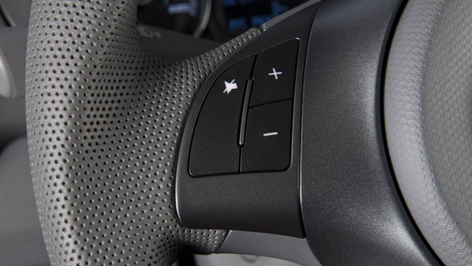 Comandos do rádio no volante são opcionais. <a href="https://gutenberg.quatrorodas.abril.com.br/carros/lancamentos/novo-fiat-palio-645462.shtml" rel="migration">Leia mais</a>