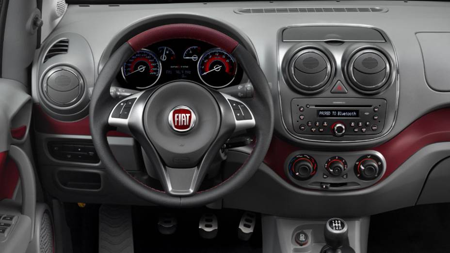 Friso vermelho no console identifica a versão. <a href="https://gutenberg.quatrorodas.abril.com.br/carros/lancamentos/novo-fiat-palio-645462.shtml" rel="migration">Leia mais</a>