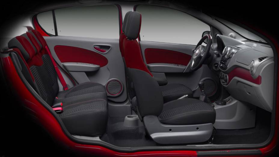 Bancos e paineis das portas ressaltam esportividade. <a href="https://gutenberg.quatrorodas.abril.com.br/carros/lancamentos/novo-fiat-palio-645462.shtml" rel="migration">Leia mais</a>
