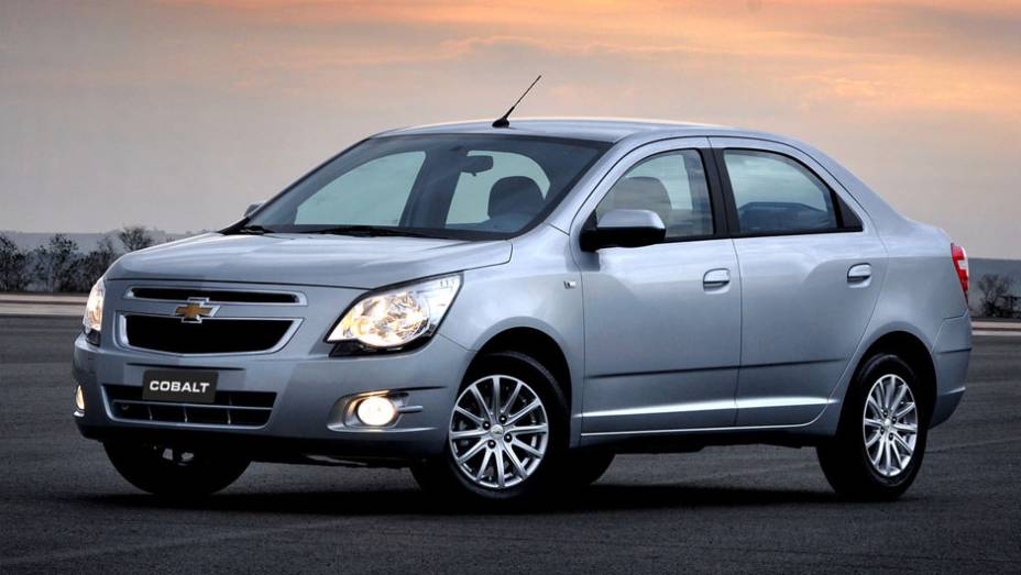 Faróis grandes e grade cortada por uma barra horizontal: o Cobalt tem o DNA Chevrolet. <a href="https://gutenberg.quatrorodas.abril.com.br/carros/lancamentos/chevrolet-cobalt-645517.shtml" rel="migration">Leia mais</a>