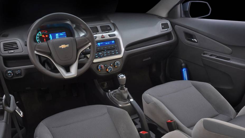 Se por fora o Cobalt lembra o Agile, por dentro ele tem personalidade própria e bom acabamento <a href="https://gutenberg.quatrorodas.abril.com.br/carros/lancamentos/chevrolet-cobalt-645517.shtml" rel="migration">Leia mais</a>