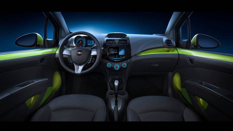 Espaço interno do compacto é generoso | <a href="https://gutenberg.quatrorodas.abril.com.br/reportagens/salao/chevrolet-spark-646704.shtml" rel="migration">Leia mais</a>