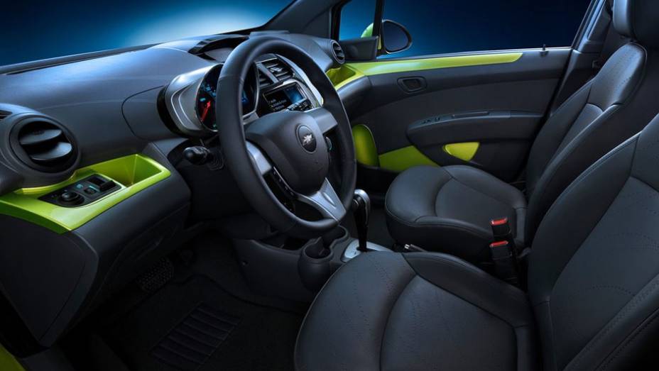 Detalhes coloridos compôem o painel | <a href="https://gutenberg.quatrorodas.abril.com.br/reportagens/salao/chevrolet-spark-646704.shtml" rel="migration">Leia mais</a>