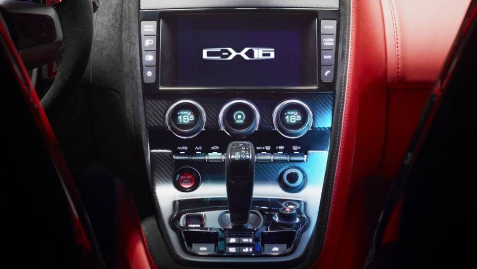 Detalhe do painel do C-X16 | <a href="https://gutenberg.quatrorodas.abril.com.br/reportagens/salao/jaguar-c-x16-646589.shtml" rel="migration">Leia mais</a>