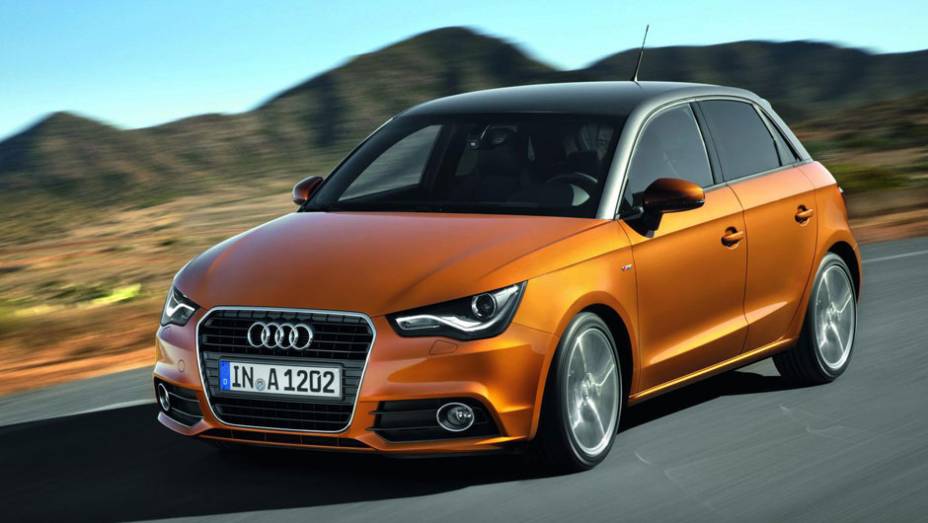 O A1 Sportback &eacute; mais largo e mais alto que o modelo com duas portas | <a href="https://gutenberg.quatrorodas.abril.com.br/carros/lancamentos/audi-a1-sportback-646768.shtml" rel="migration">Leia mais</a>