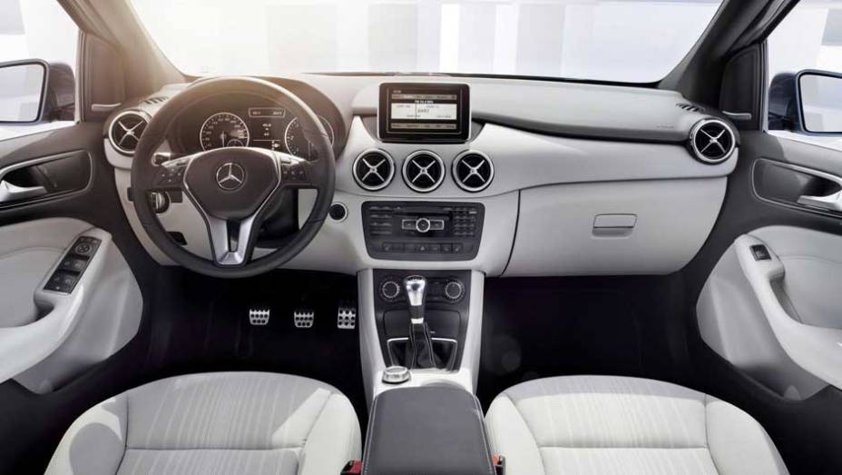 A apresentação oficial do Classe B será feita no Salão de Frankfurt. <a href="https://gutenberg.quatrorodas.abril.com.br/carros/lancamentos/mercedes-benz-classe-b-637678.shtml" rel="migration">Leia mais</a> A apresentação oficial do Classe B será feita no Salão de Frankfurt. <a href="https://gutenberg.quatrorodas.abril.com.br/carros/lancamentos/mercedes-benz-classe-b-637678.shtml" rel="migration">Leia mais</a>