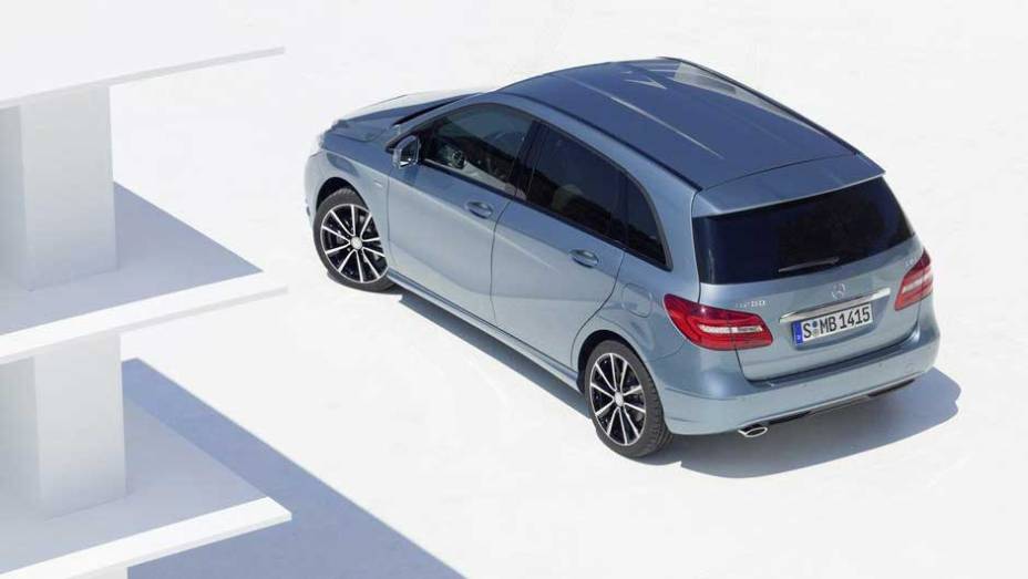 O modelo terá quatro opções de motorização e sistema start-stop. <a href="https://gutenberg.quatrorodas.abril.com.br/carros/lancamentos/mercedes-benz-classe-b-637678.shtml" rel="migration">Leia mais</a> O modelo terá quatro opções de motorização e sistema start-stop. <a href="https://gutenberg.quatrorodas.abril.com.br/carros/lancamentos/mercedes-benz-classe-b-637678.shtml" rel="migration">Leia mais</a>