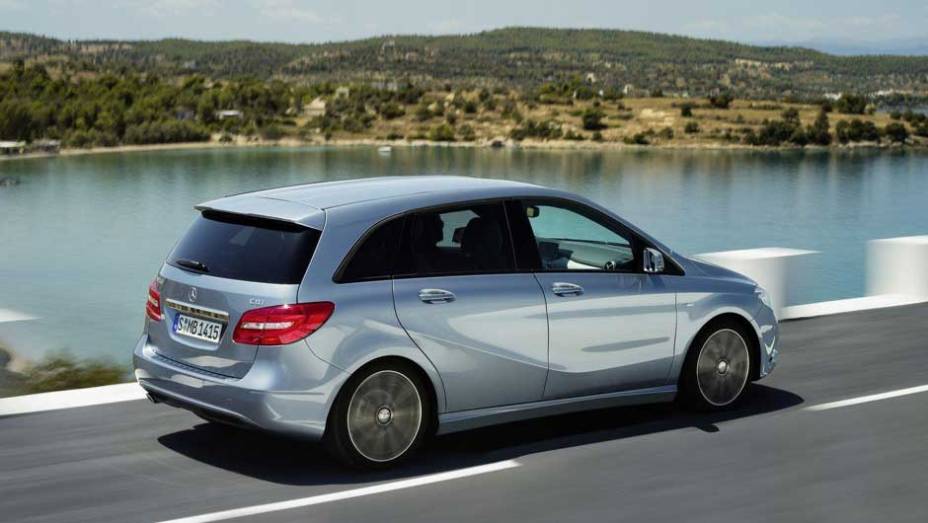 O carro tem sistemas que estacionam o veículo e até acionam os freios automaticamente. <a href="https://gutenberg.quatrorodas.abril.com.br/carros/lancamentos/mercedes-benz-classe-b-637678.shtml" rel="migration">Leia mais</a> O carro tem sistemas que estacionam o veículo e até acionam os freios automaticamente. <a href="https://gutenberg.quatrorodas.abril.com.br/carros/lancamentos/mercedes-benz-classe-b-637678.shtml" rel="migration">Leia mais</a>