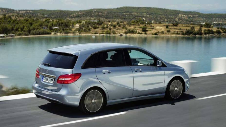 O carro tem sistemas que estacionam o veículo e até acionam os freios automaticamente. <a href="https://gutenberg.quatrorodas.abril.com.br/carros/lancamentos/mercedes-benz-classe-b-637678.shtml" rel="migration">Leia mais</a>