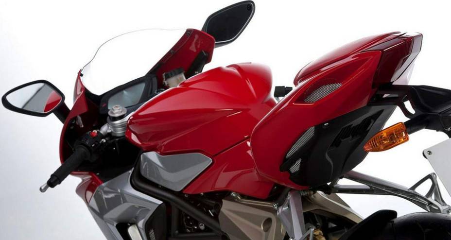 O design italiano não nega a origem italiana da F3 | <a href="https://gutenberg.quatrorodas.abril.com.br/moto/noticias/mv-agusta-comeca-produzir-f3-676377.shtml" rel="migration">Leia mais</a>