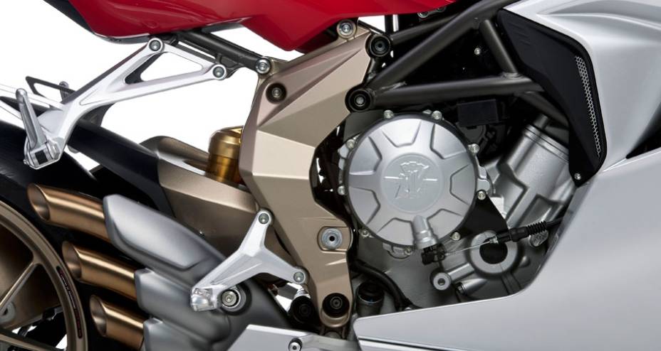 O motor de 675 cc tem três cilindros | <a href="https://gutenberg.quatrorodas.abril.com.br/moto/noticias/mv-agusta-comeca-produzir-f3-676377.shtml" rel="migration">Leia mais</a>