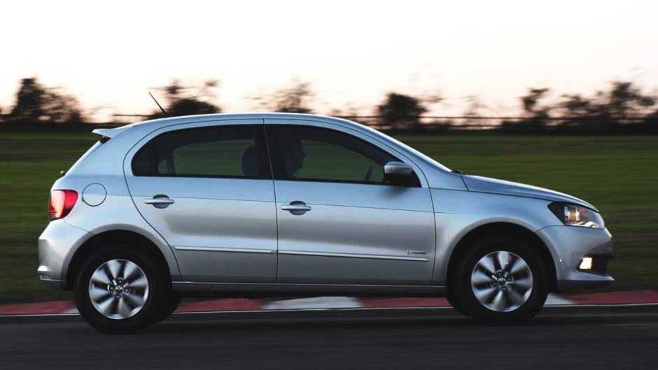 Somente as rodas são novas olhando de lado, mas as mudanças feitas na frente e atrás deixaram o Gol com ar de novidade | <a href="https://gutenberg.quatrorodas.abril.com.br/carros/lancamentos/volkswagen-gol-voyage-2013-693246.shtml" target="_blank" rel="migration">Leia mais</a>