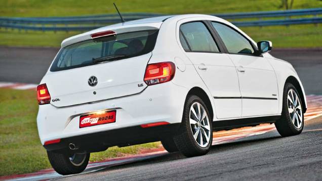 A traseira ficou bastante parecida com o Polo europeu, principalmente por causa do novo formato das lanternas | <a href="https://gutenberg.quatrorodas.abril.com.br/carros/lancamentos/volkswagen-gol-voyage-2013-693246.shtml" target="_blank" rel="migration">Leia mais</a> A traseira ficou bastante parecida com o Polo europeu, principalmente por causa do novo formato das lanternas | <a href="https://gutenberg.quatrorodas.abril.com.br/carros/lancamentos/volkswagen-gol-voyage-2013-693246.shtml" target="_blank" rel="migration">Leia mais</a>