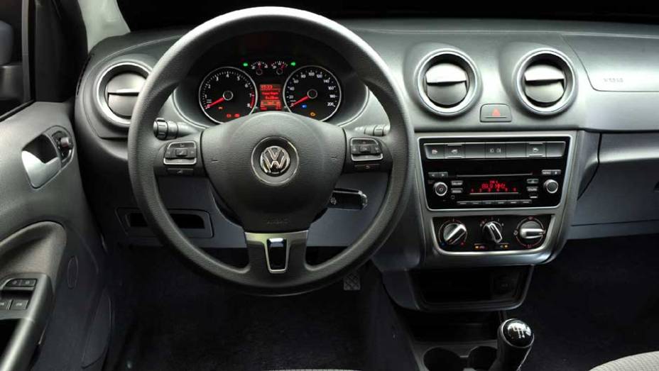 O interior ganhou difusores de ar redesenhados e painel de instrumentos com iluminação branca | <a href="https://gutenberg.quatrorodas.abril.com.br/carros/lancamentos/volkswagen-gol-voyage-2013-693246.shtml" target="_blank" rel="migration">Leia mais</a>