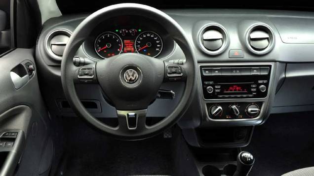 O interior ganhou difusores de ar redesenhados e painel de instrumentos com iluminação branca | <a href="https://gutenberg.quatrorodas.abril.com.br/carros/lancamentos/volkswagen-gol-voyage-2013-693246.shtml" target="_blank" rel="migration">Leia mais</a> O interior ganhou difusores de ar redesenhados e painel de instrumentos com iluminação branca | <a href="https://gutenberg.quatrorodas.abril.com.br/carros/lancamentos/volkswagen-gol-voyage-2013-693246.shtml" target="_blank" rel="migration">Leia mais</a>