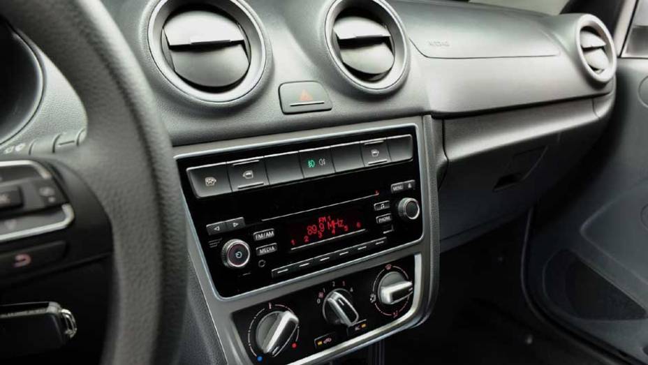 O novo rádio está mais incorporado ao desenho do console central | <a href="https://gutenberg.quatrorodas.abril.com.br/carros/lancamentos/volkswagen-gol-voyage-2013-693246.shtml" target="_blank" rel="migration">Leia mais</a>