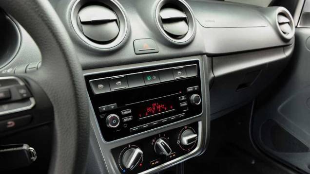 O novo rádio está mais incorporado ao desenho do console central | <a href="https://gutenberg.quatrorodas.abril.com.br/carros/lancamentos/volkswagen-gol-voyage-2013-693246.shtml" target="_blank" rel="migration">Leia mais</a> O novo rádio está mais incorporado ao desenho do console central | <a href="https://gutenberg.quatrorodas.abril.com.br/carros/lancamentos/volkswagen-gol-voyage-2013-693246.shtml" target="_blank" rel="migration">Leia mais</a>