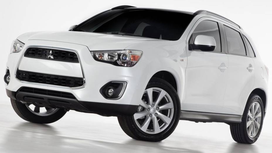 Modelo ganhou novos faróis de neblina | <a href="https://gutenberg.quatrorodas.abril.com.br/saloes/nova-york/2012/mitsubishi-outlander-sport-681212.shtml" rel="migration">Leia mais</a>