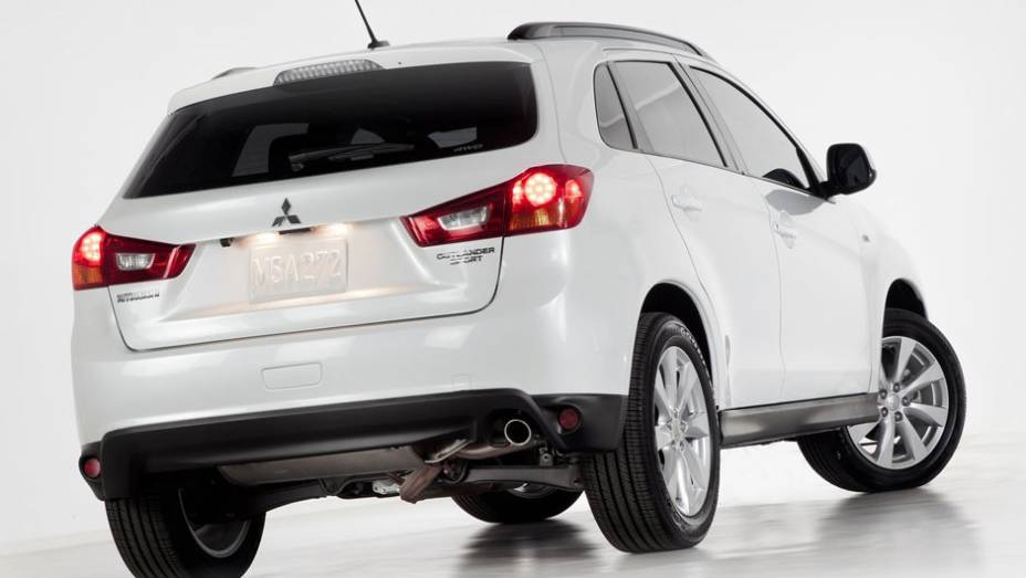 Suspensão multi-link traseira foi totalmente revisada | <a href="https://gutenberg.quatrorodas.abril.com.br/saloes/nova-york/2012/mitsubishi-outlander-sport-681212.shtml" rel="migration">Leia mais</a>