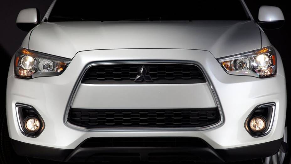 Modelo é o mais vendido da Mitsubishi na América do Norte | <a href="https://gutenberg.quatrorodas.abril.com.br/saloes/nova-york/2012/mitsubishi-outlander-sport-681212.shtml" rel="migration">Leia mais</a>