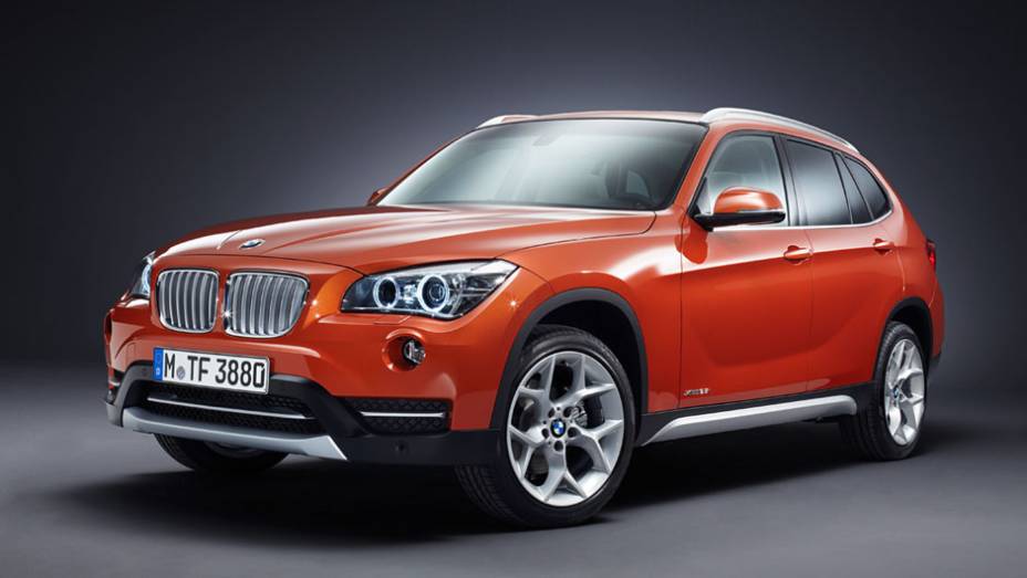 SUV foi apresentado em Nova York e recebeu uma série de mudanças em seu exterior | <a href="https://gutenberg.quatrorodas.abril.com.br/saloes/nova-york/2012/bmw-x1-681222.shtml" rel="migration">Leia mais</a>