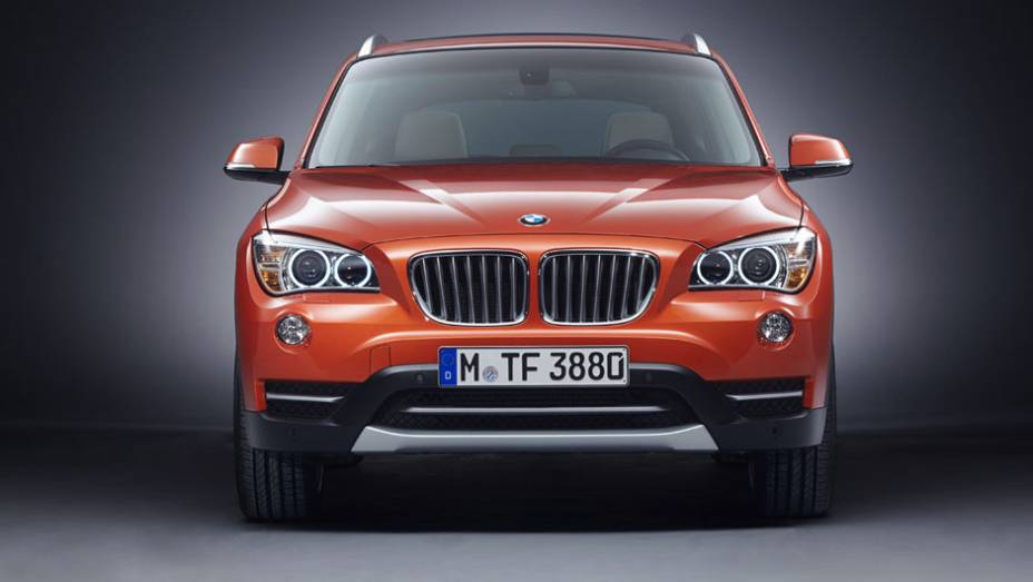 O para-choque dianteiro está mais detalhado e combina com a nova grade frontal | <a href="https://gutenberg.quatrorodas.abril.com.br/saloes/nova-york/2012/bmw-x1-681222.shtml" rel="migration">Leia mais</a>