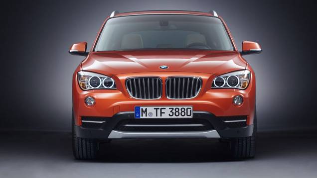 O para-choque dianteiro está mais detalhado e combina com a nova grade frontal | <a href="https://gutenberg.quatrorodas.abril.com.br/saloes/nova-york/2012/bmw-x1-681222.shtml" rel="migration">Leia mais</a> O para-choque dianteiro está mais detalhado e combina com a nova grade frontal | <a href="https://gutenberg.quatrorodas.abril.com.br/saloes/nova-york/2012/bmw-x1-681222.shtml" rel="migration">Leia mais</a>