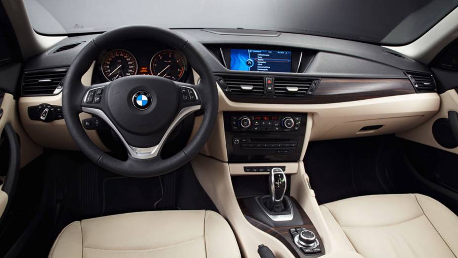 Internamente, a X1 ganhou console central totalmente revisado e novos equipamentos opcionais | <a href="https://gutenberg.quatrorodas.abril.com.br/saloes/nova-york/2012/bmw-x1-681222.shtml" rel="migration">Leia mais</a>