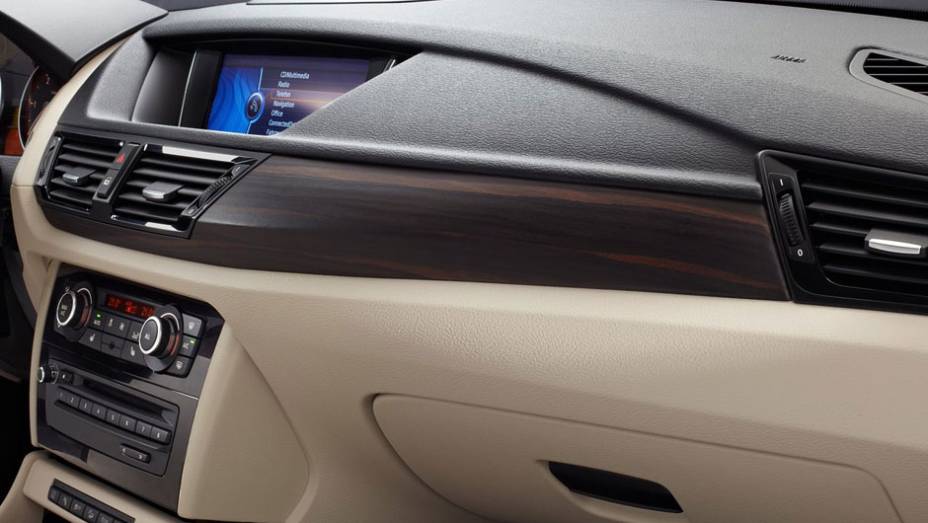 | <a href="https://gutenberg.quatrorodas.abril.com.br/saloes/nova-york/2012/bmw-x1-681222.shtml" rel="migration">Leia mais</a>