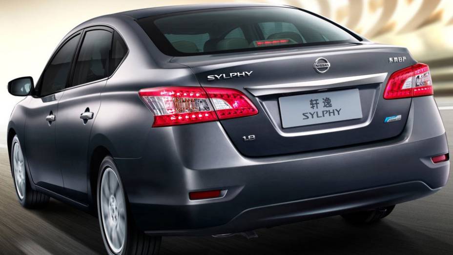 Lanternas lembram as do Nissan Altima | <a href="https://gutenberg.quatrorodas.abril.com.br/saloes/pequim/2012/nissan-sylphy-682762.shtml" rel="migration">Leia mais</a>