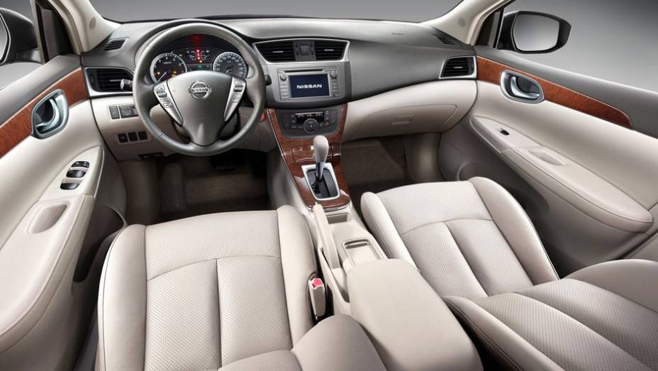 Carro tem ar-condicionado dual-zone, isolamento acústico e absorção de vibrações, para evitar ruídos incômodos | <a href="https://gutenberg.quatrorodas.abril.com.br/saloes/pequim/2012/nissan-sylphy-682762.shtml" rel="migration">Leia mais</a>