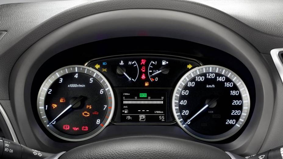 De olho no consumo de combustível, motor é 1.8 CVT, sem conversor de torque | <a href="https://gutenberg.quatrorodas.abril.com.br/saloes/pequim/2012/nissan-sylphy-682762.shtml" rel="migration">Leia mais</a>