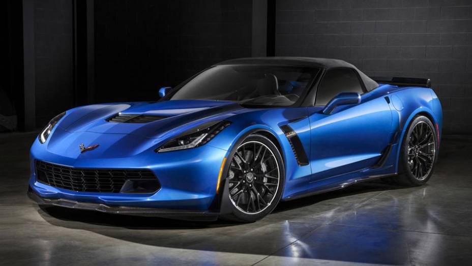 Faltando poucos dias para o Salão de Nova York, a GM liberou as primeiras fotos de sua maior atração: o Corvette Z06 Conversível | <a href="https://gutenberg.quatrorodas.abril.com.br/noticias/fabricantes/gm-revela-corvette-z06-conversivel-779627.shtml" rel="migration">Leia mais</a>