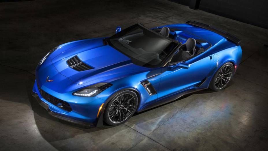Sem a capota, o modelo consegue ser ainda mais belo que o cup&ecirc; | <a href="https://gutenberg.quatrorodas.abril.com.br/noticias/fabricantes/gm-revela-corvette-z06-conversivel-779627.shtml" rel="migration">Leia mais</a>
