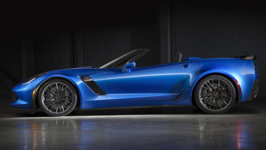 As entradas de ar laterais n&atilde;o s&atilde;o apenas est&eacute;ticas: elas realmente servem para manter a temperatura do motor V8 | <a href="https://gutenberg.quatrorodas.abril.com.br/noticias/fabricantes/gm-revela-corvette-z06-conversivel-779627.shtml" rel="migration">Leia mais</a>