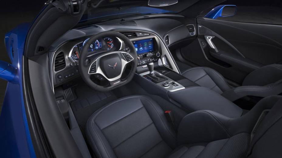 Bem acabada, a cabine tem os instrumentos voltados para o motorista | <a href="https://gutenberg.quatrorodas.abril.com.br/noticias/fabricantes/gm-revela-corvette-z06-conversivel-779627.shtml" rel="migration">Leia mais</a>