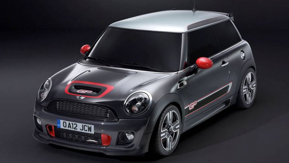 Nunca o adjetivo endiabrado serviu tão bem a um carro quanto no caso do John Cooper Works GP | <a href="https://gutenberg.quatrorodas.abril.com.br/saloes/paris/2012/mini-john-cooper-works-gp-702374.shtml" rel="migration">Leia mais</a>