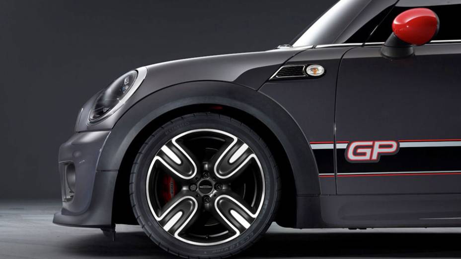 Suspensão recalibrada, rodas exclusivas, motor preparado... Assim é bom! | <a href="https://gutenberg.quatrorodas.abril.com.br/saloes/paris/2012/mini-john-cooper-works-gp-702374.shtml" rel="migration">Leia mais</a>