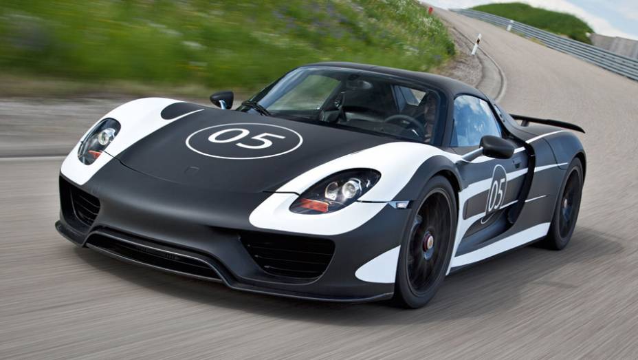 A Porsche revelou nesta quinta-feira (16) as especificações técnicas definitivas do 918 Spyder | <a href="https://gutenberg.quatrorodas.abril.com.br/noticias/fabricantes/porsche-fornece-especificacoes-918-spyder-741568.shtml" rel="migration">Leia mais</a>