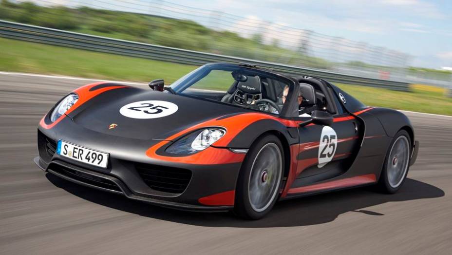 Assim, somando o motor V8 a gasolina (608 cv), a pot&ecirc;ncia total entregue &eacute; de 887 cv | <a href="https://gutenberg.quatrorodas.abril.com.br/noticias/fabricantes/porsche-fornece-especificacoes-918-spyder-741568.shtml" rel="migration">Leia mais</a>