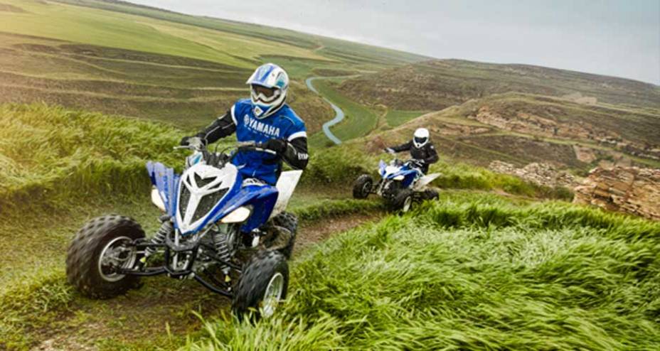 Entre suas peculiaridades, a Raptor tem acelerador na alavanca no polegar direito e câmbio tem 5 velocidades e transmissão final por corrente. | <a href="https://gutenberg.quatrorodas.abril.com.br/moto/noticias/yamaha-lanca-novo-raptor-700r-688932.shtml" rel="migration">Leia mais</a>