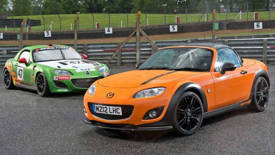 A companhia de um carro de corrida na foto não é por acaso: o MX-5 GT foi concebido para ser usado nas pistas, se assim o proprietário quiser | <a href="https://gutenberg.quatrorodas.abril.com.br/noticias/mazda-mostra-mx-5-especial-goodwood-324164_p.shtml" target="_blank" rel="migration"></a>