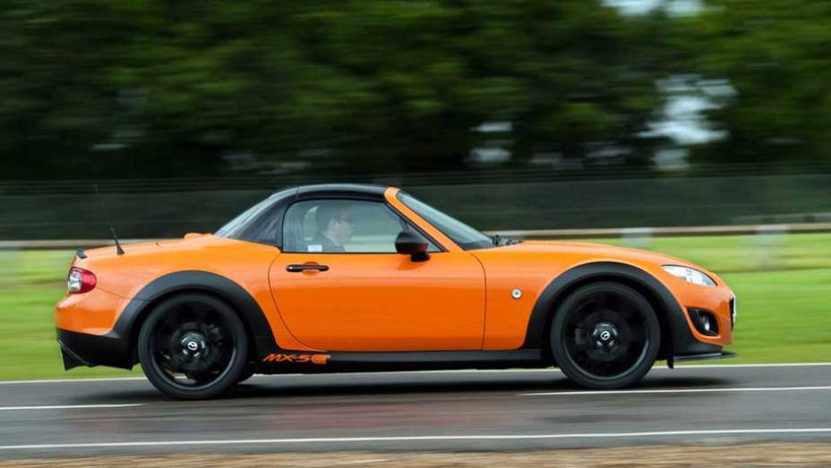 Diversas peças de fibra de carbono foram incorporadas ao carro para reduzir peso | <a href="https://gutenberg.quatrorodas.abril.com.br/noticias/mazda-mostra-mx-5-especial-goodwood-324164_p.shtml" target="_blank" rel="migration">Leia mais</a>