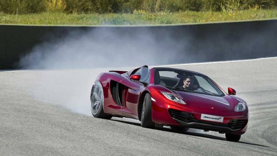 Teto do modelo pode ser retraído em apenas 17 segundos | <a href="https://gutenberg.quatrorodas.abril.com.br/saloes/paris/2012/mclaren-mp4-12c-spider-703295.shtml" rel="migration">Leia mais</a>